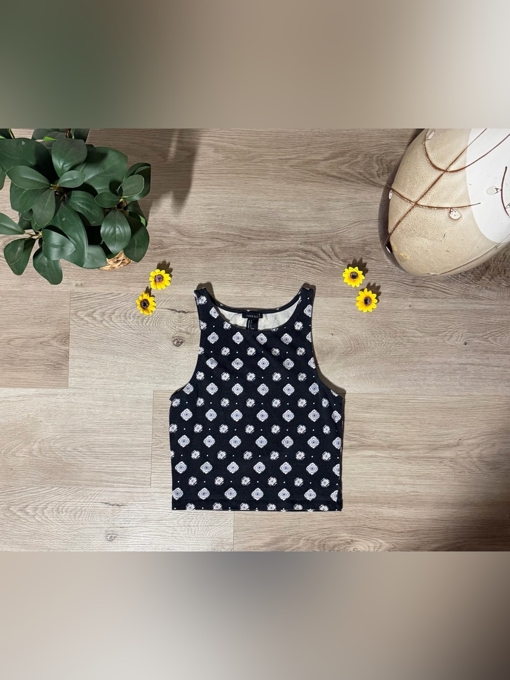 Forever 21 Black Cropped Tank With White Geometric Print - Size Small